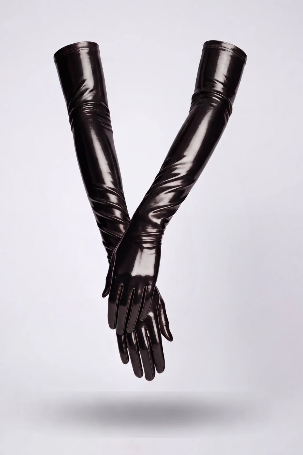 Metallic glossy mid-length gloves in black#Color_Black