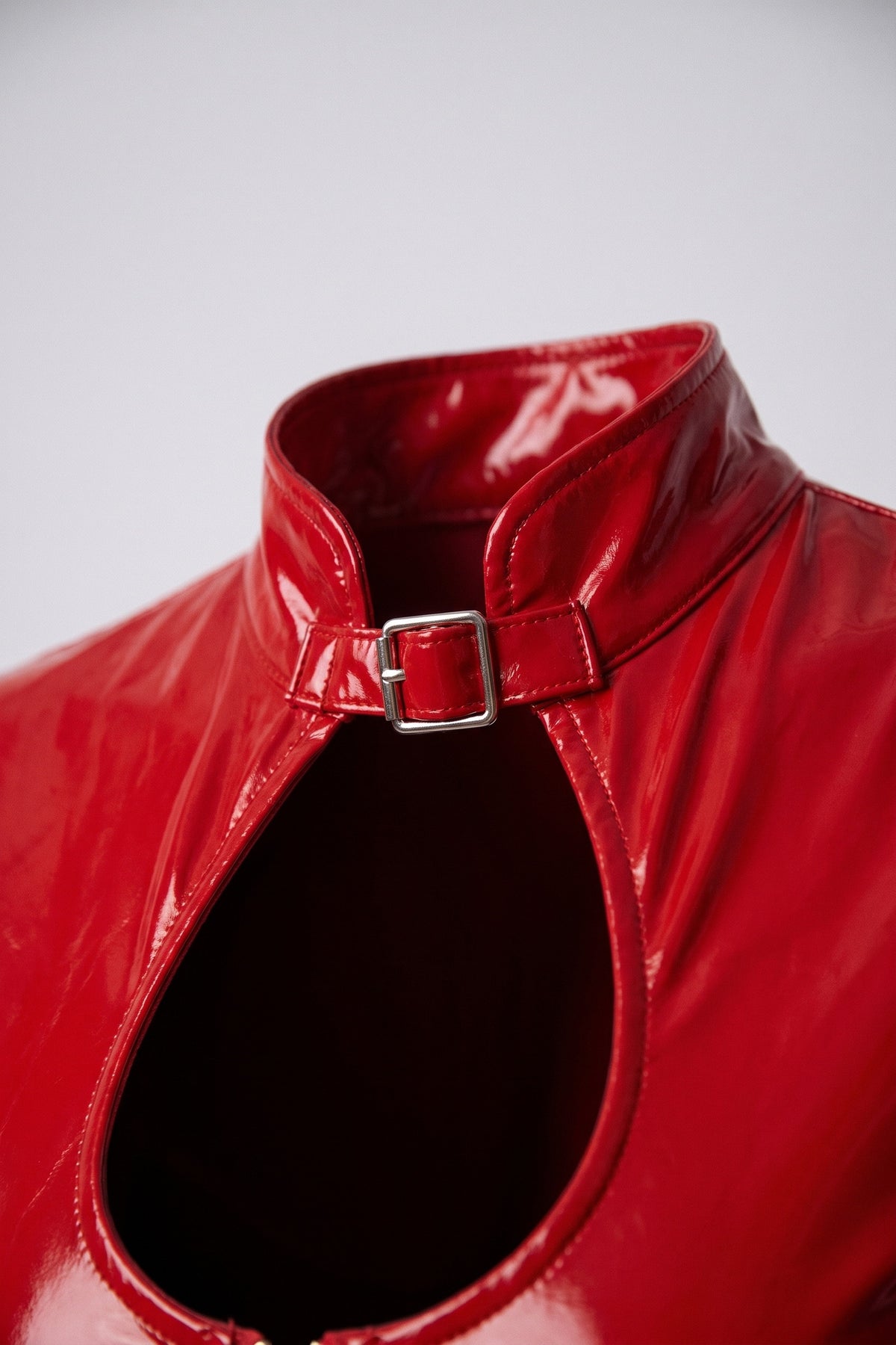 Zip-front high-gloss coating mini dress in red, collar buckle detail